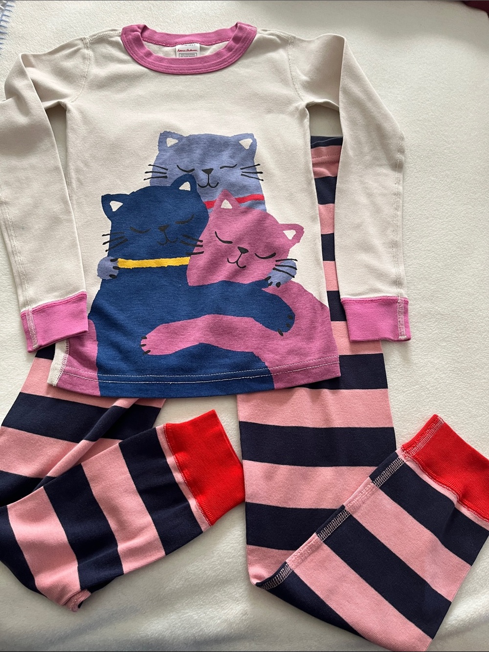Hanna Andersson loving cat pjs. Size 6-7